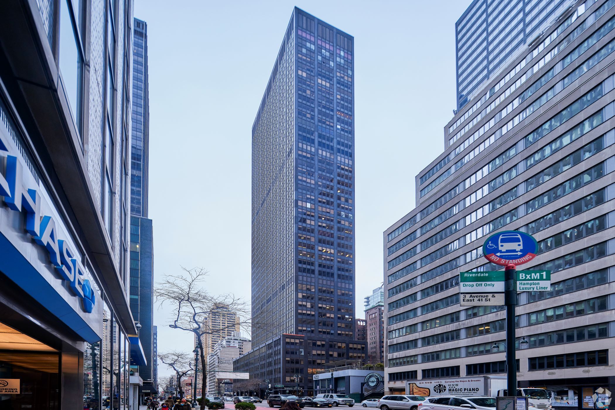 Law firm Polsinelli signed a full-floor expansion and lease extension at 600 Third Ave. in Manhattan. (CoStar)
