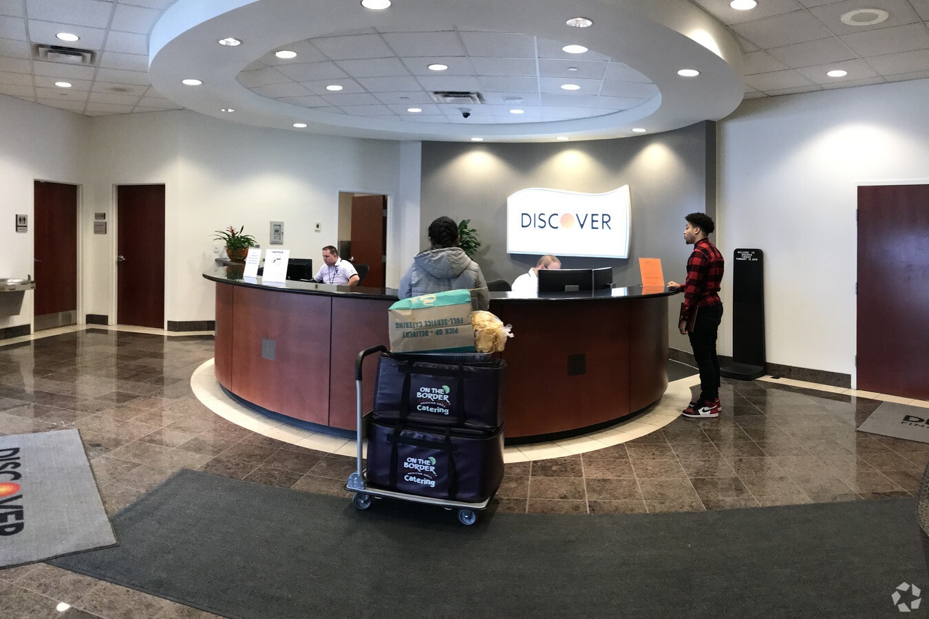 The lobby of the Discover office at 6500 New Albany Road in New Albany, Ohio. (CoStar)