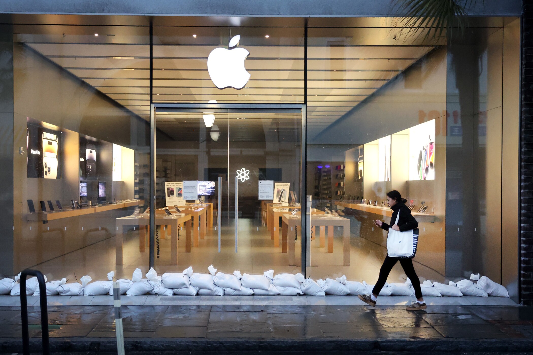 Apple is responding to slowing consumer spending and a wobbly economy with its decision to shed some corporate retail jobs. (Getty Images)