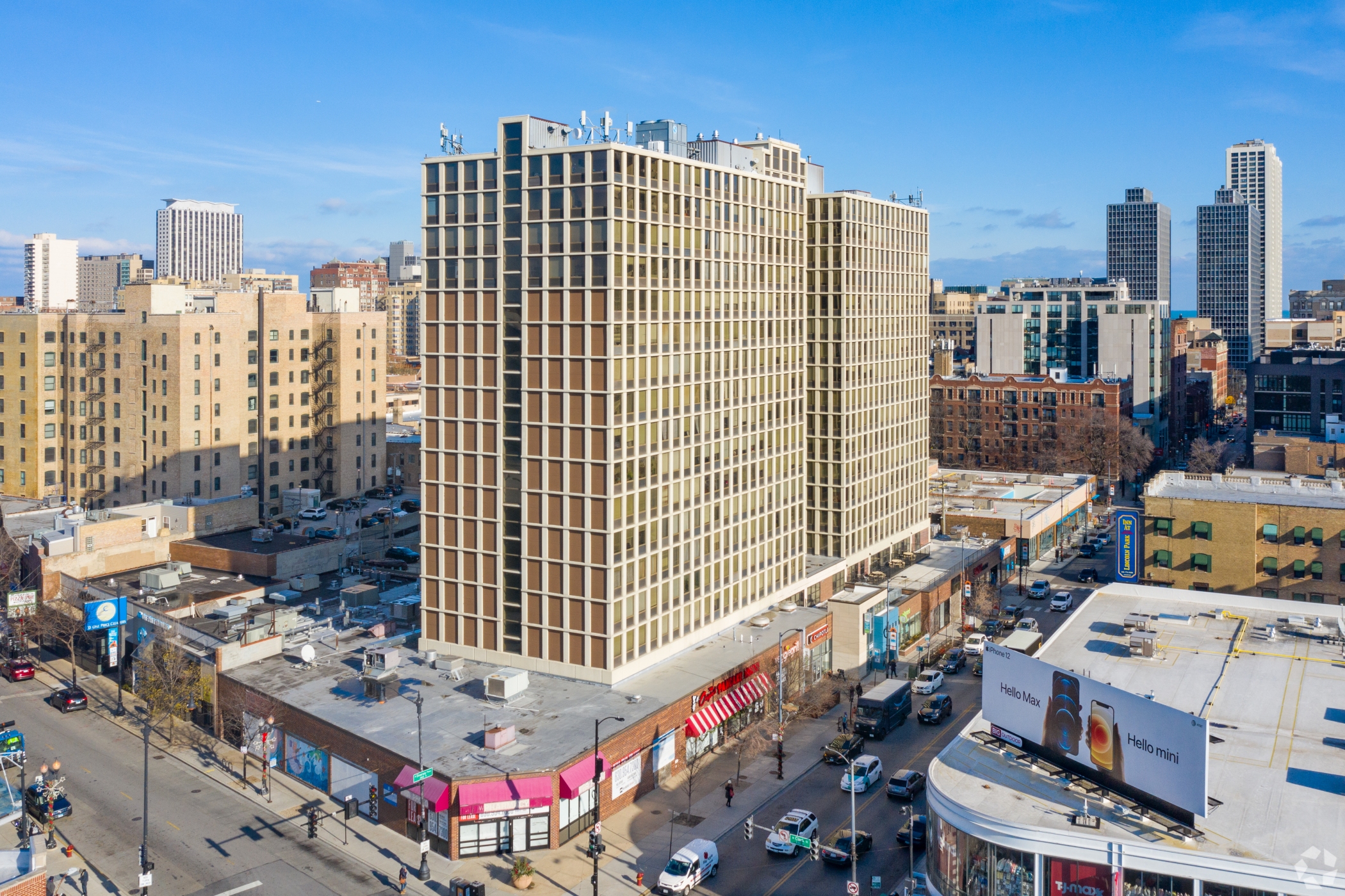 Avanath Capital Management has paid $119 million for the 256-unit Lincoln Park Plaza apartment building at 600 W. Diversey Parkway in Chicago. (Justin Schmidt/CoStar)