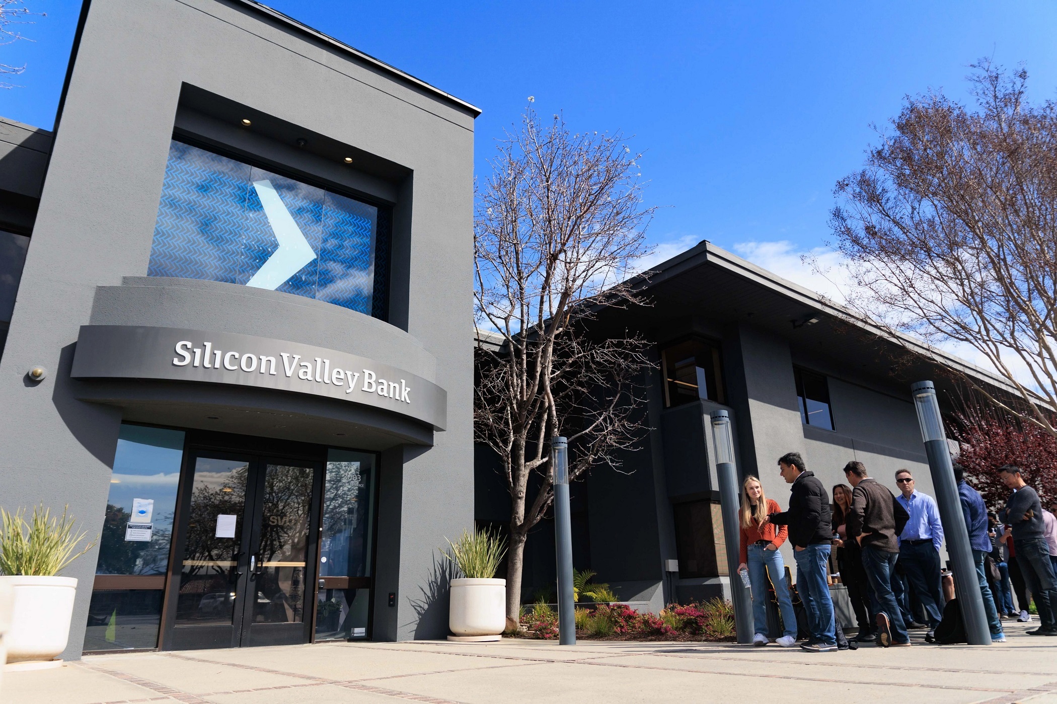 Customers line up to withdraw deposits from Silicon Valley Bank, which failed in March. (Getty Images)