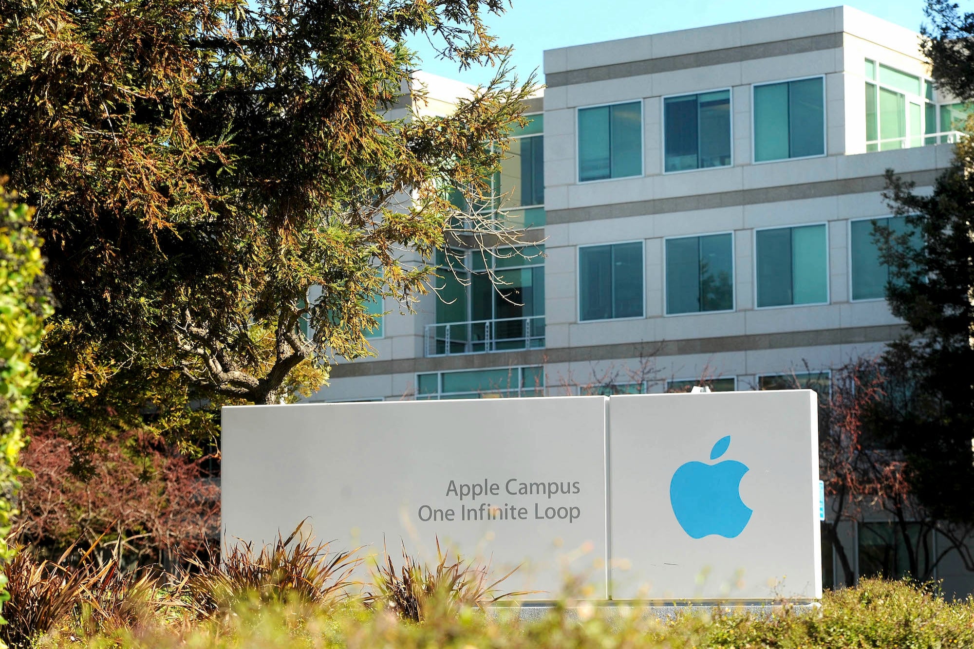 Apple Bans Employee ChatGPT Use Over Data, Privacy Concerns