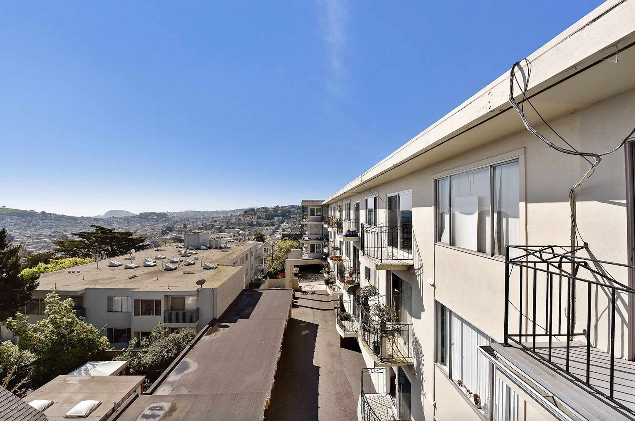Veritas Investments owns more than 320 multifamily properties across the Bay Area and greater Los Angeles, including the 23-unit complex at 642 Alvarado St. in San Francisco. (CoStar)