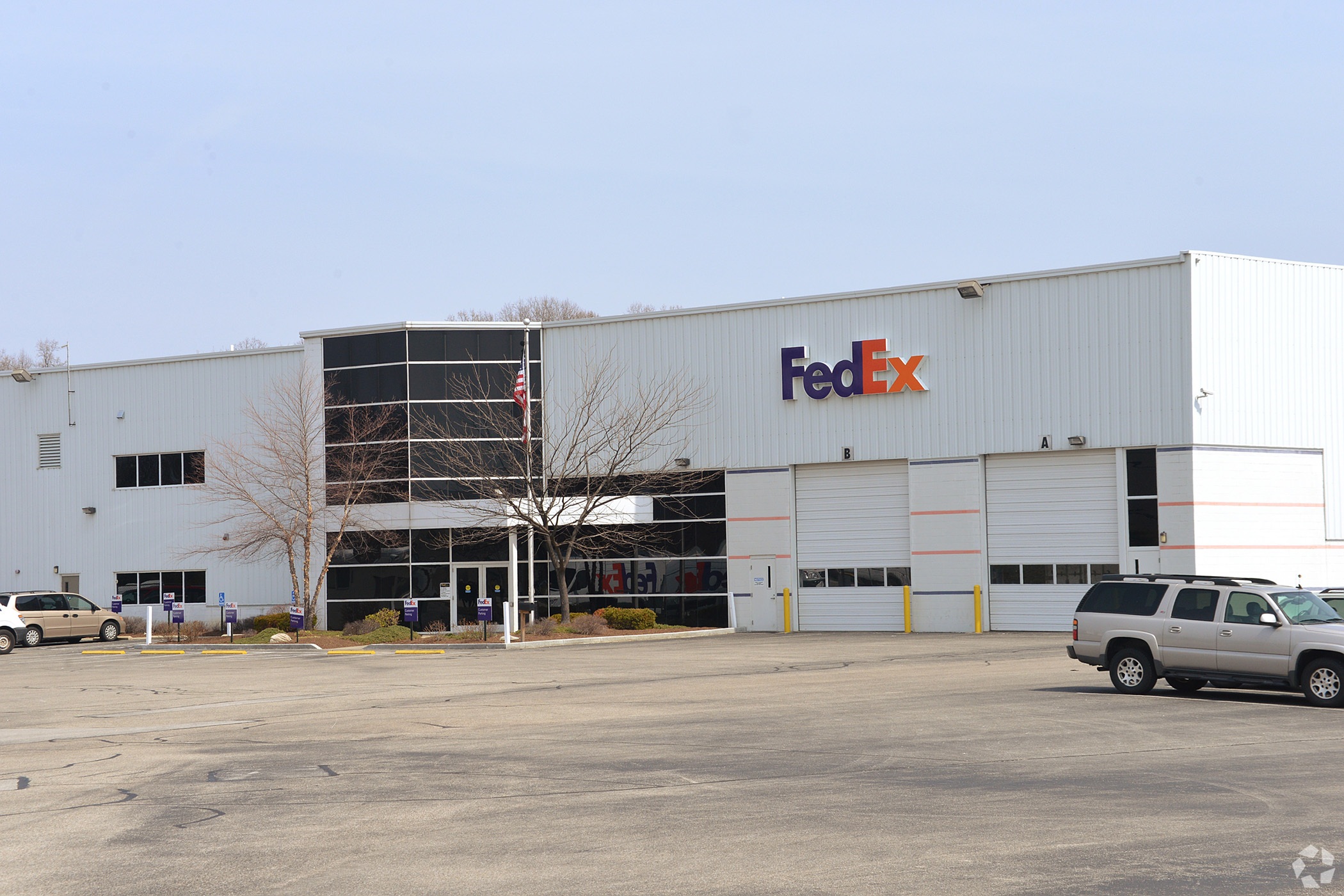 FedEx would be the largest tenant in a deal combining Global Net Lease and The Necessity Retail REIT. Global Net Lease owns this FedEx warehouse in Hebron, Kentucky. (CoStar)